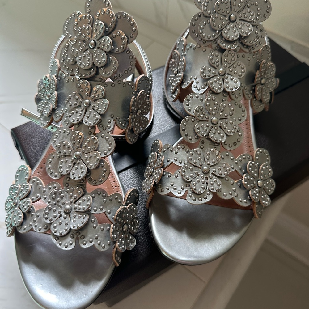 Alaia silver leather floral flat sandals 👡